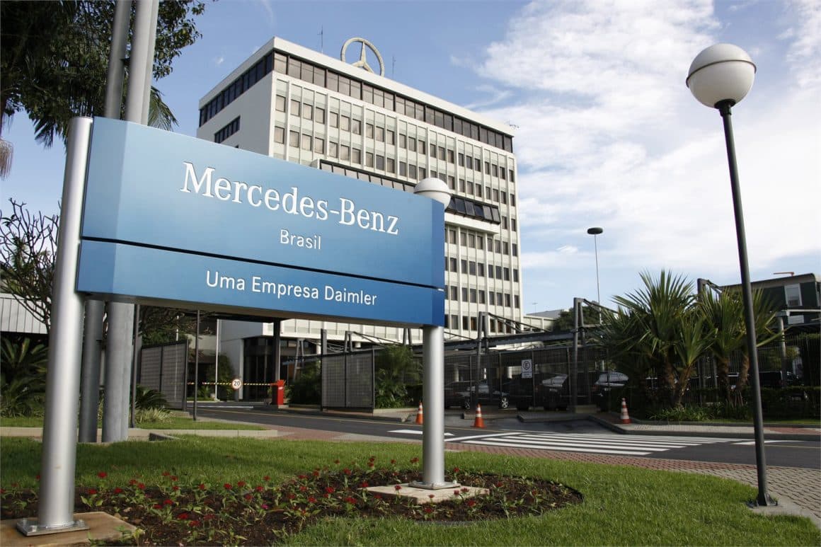 A Mercedes-Benz também iniciou os testes para produzir respiradores e já começou a impressão em 3D de máscaras de proteção facial em suas instalações