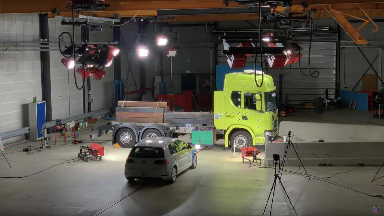 Para mostrar a resistência das baterias, Scania realiza crash test com caminhão elétrico