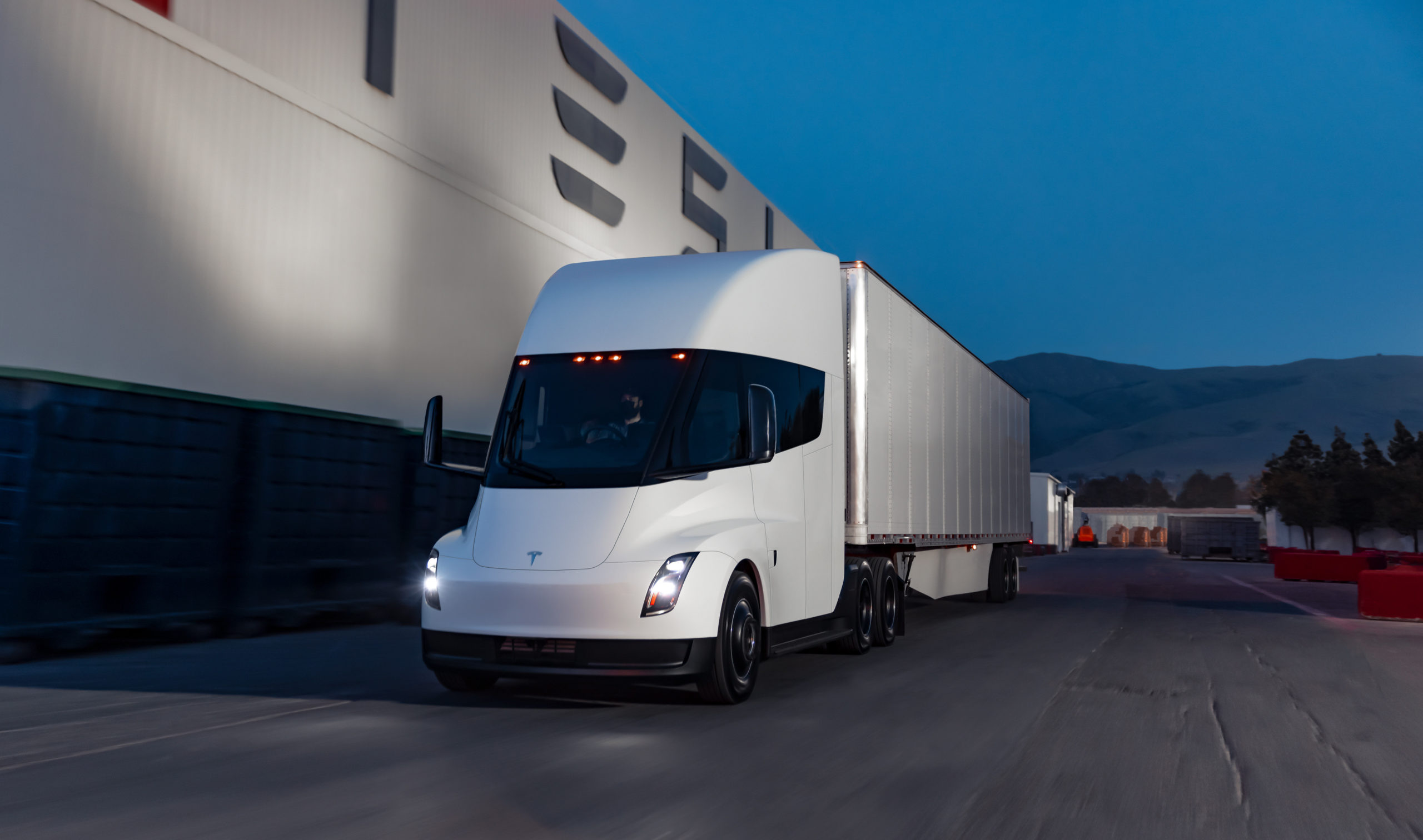 Tesla Semi deve começar a ser produzido ainda este ano