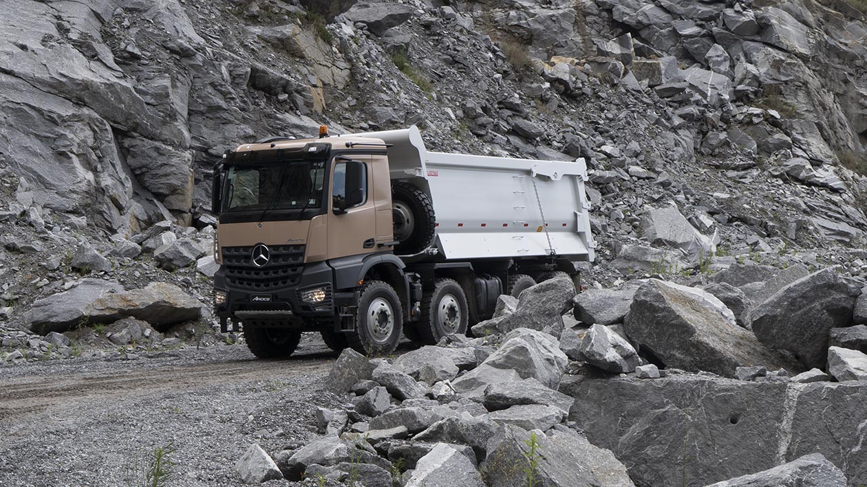 Testamos o Arocs caminhão que Mercedes-Benz quer posicionar como o mais disponível do 8x4