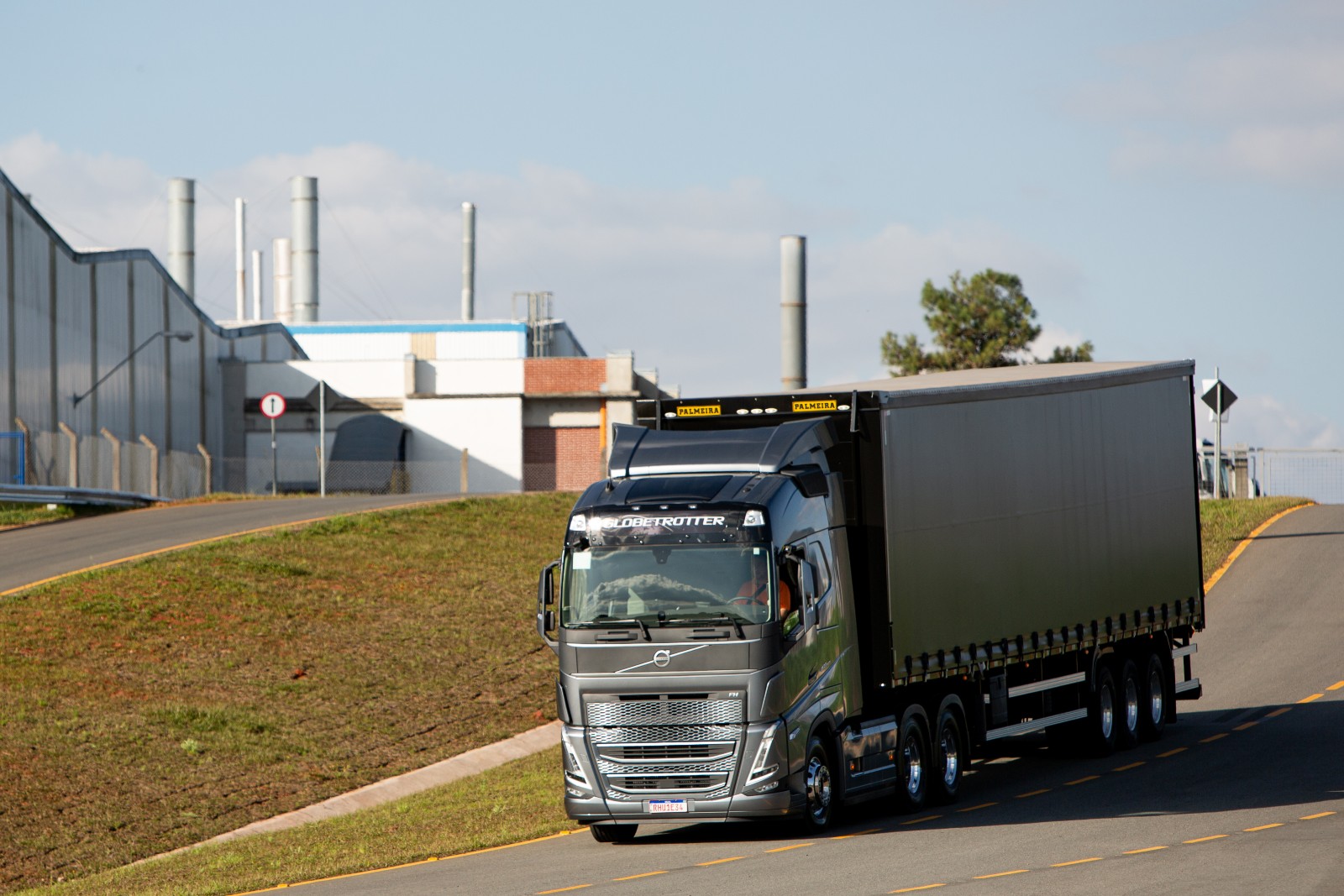 Volvo FH ganha soluções para ficar de 3% a 8% mais econômico