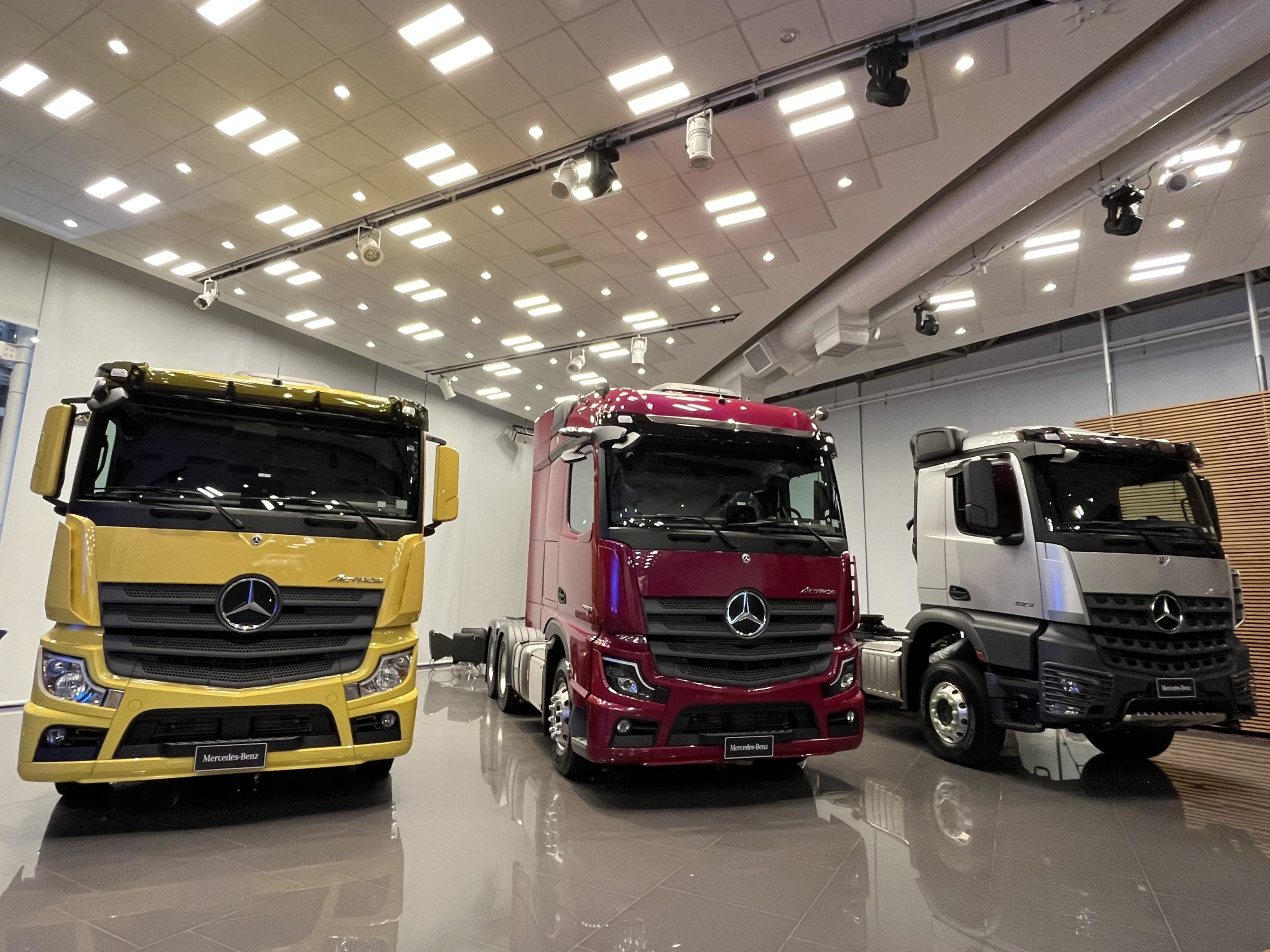 Mercedes-Benz atualiza a gama de caminhões pesados