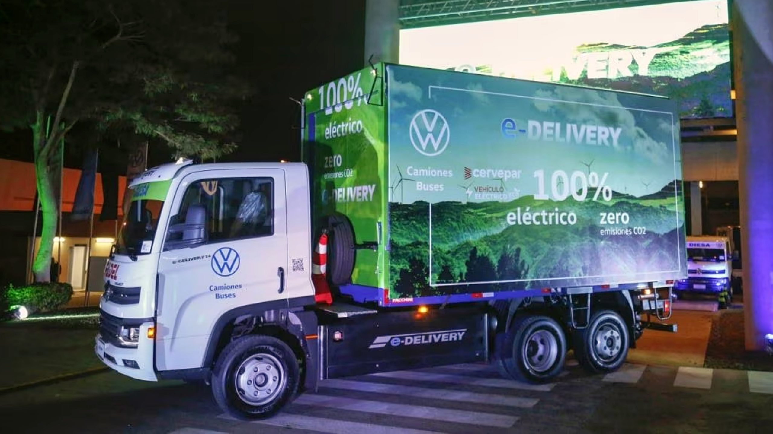 caminhões e ônibus elétricos e a gás