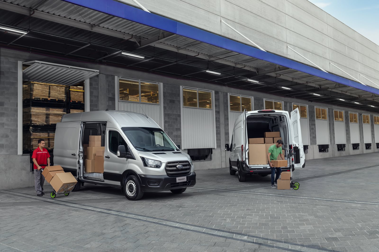 Ford lança Transit com câmbio automático