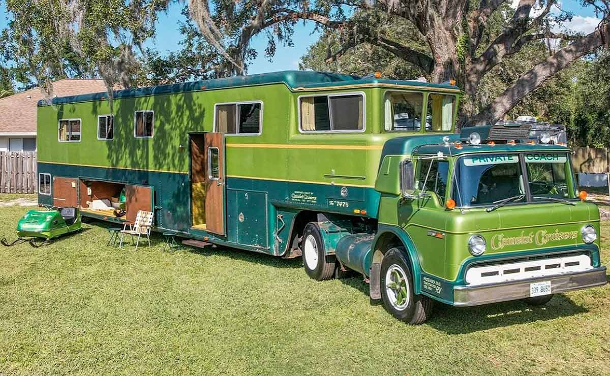 Camelot Cruiser motorhome pomposo dos anos 1970 combinado ao Ford V8