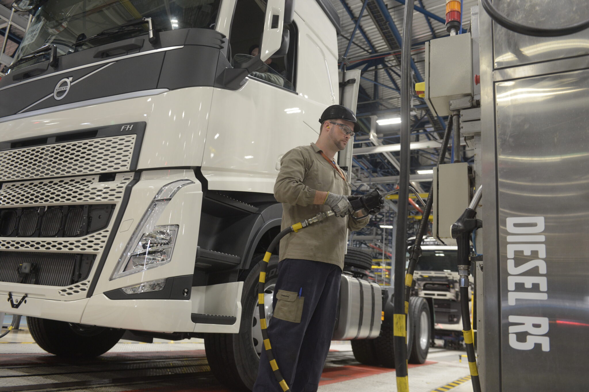 Volvo é a primeira a adotar diesel renovável R5 da Petrobras - Estradão