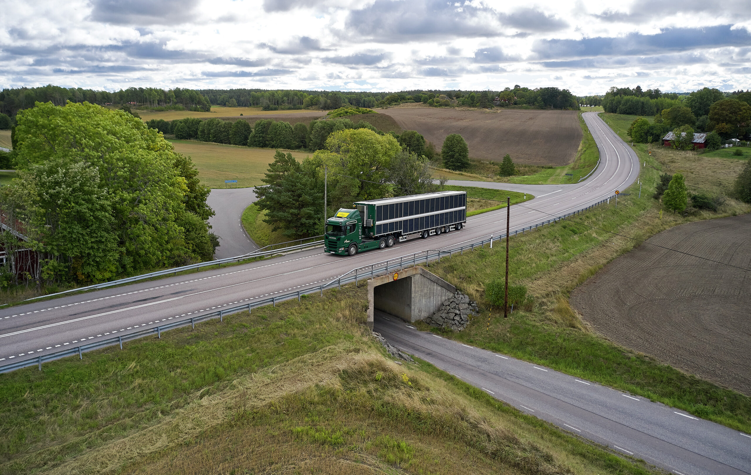 Scania testa caminhão híbrido com painéis solares