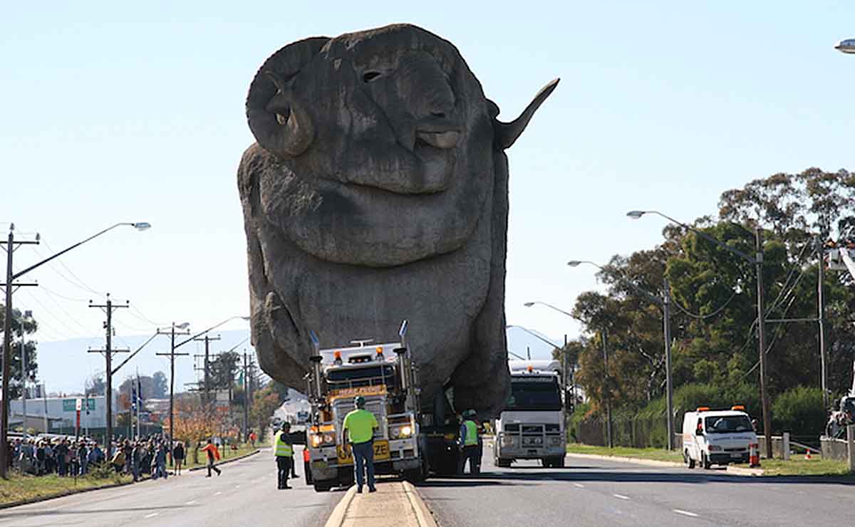 Western Star e Volvo FH levam um dos maiores monumento da Austrália