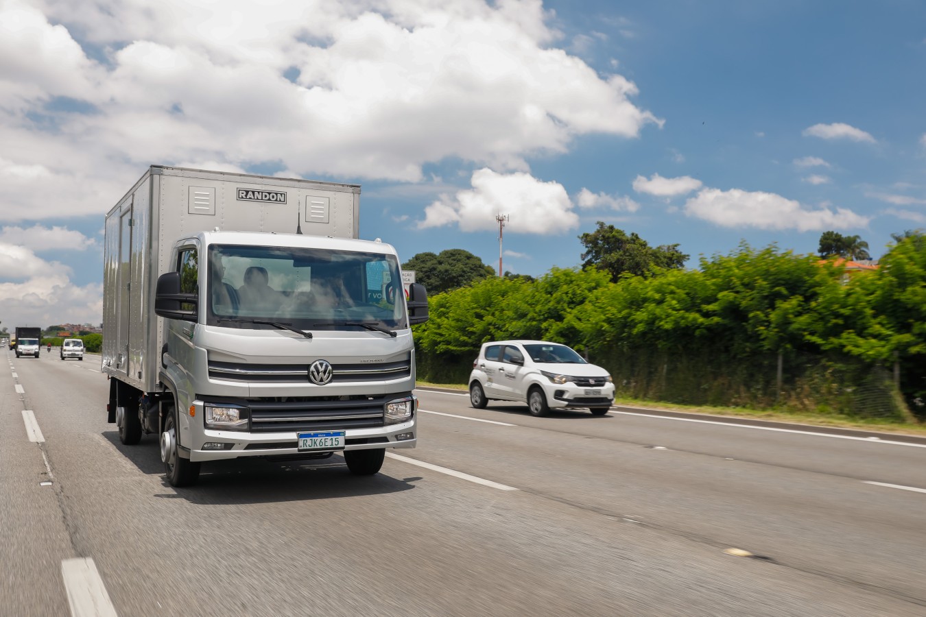 Caminhões Volkswagen Delivery e Mercedes Accelo disputam mercado de leves