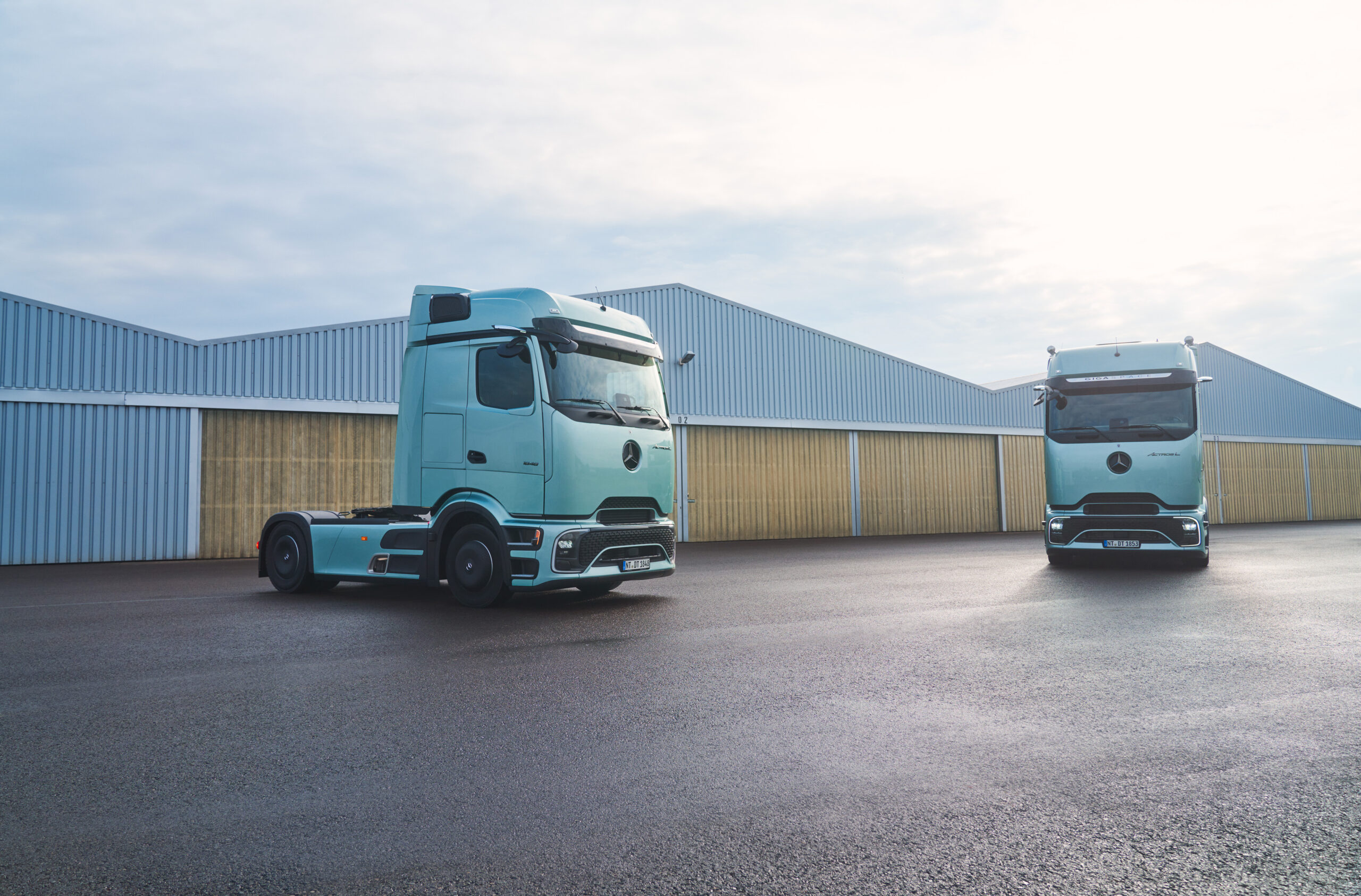 Mercedes-Benz Actros diesel é renovado com visual de caminhão elétrico