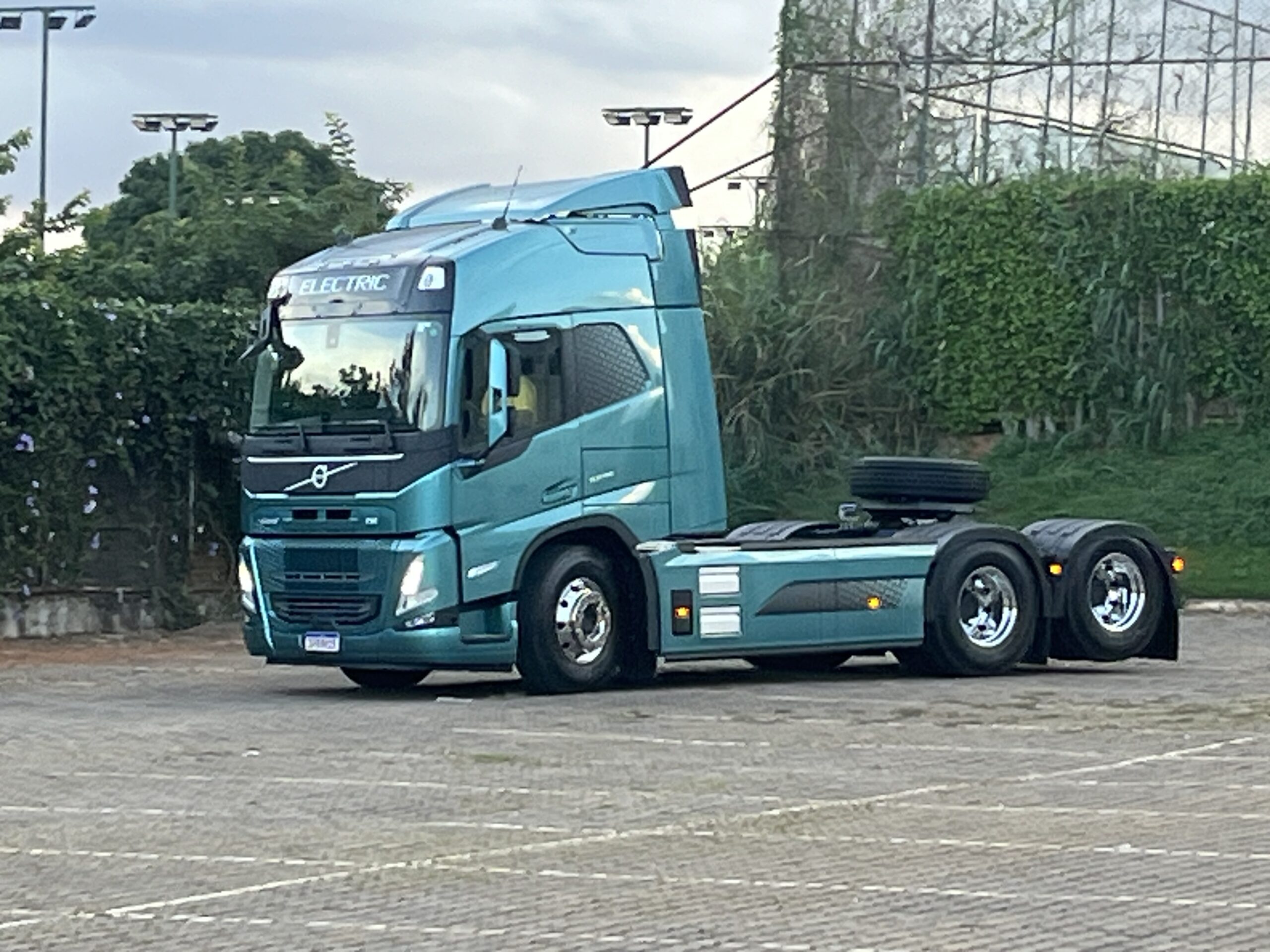 Volvo FM Eletric vai rodar com 2 t a mais de capacidade no eixo dianteiro; entenda