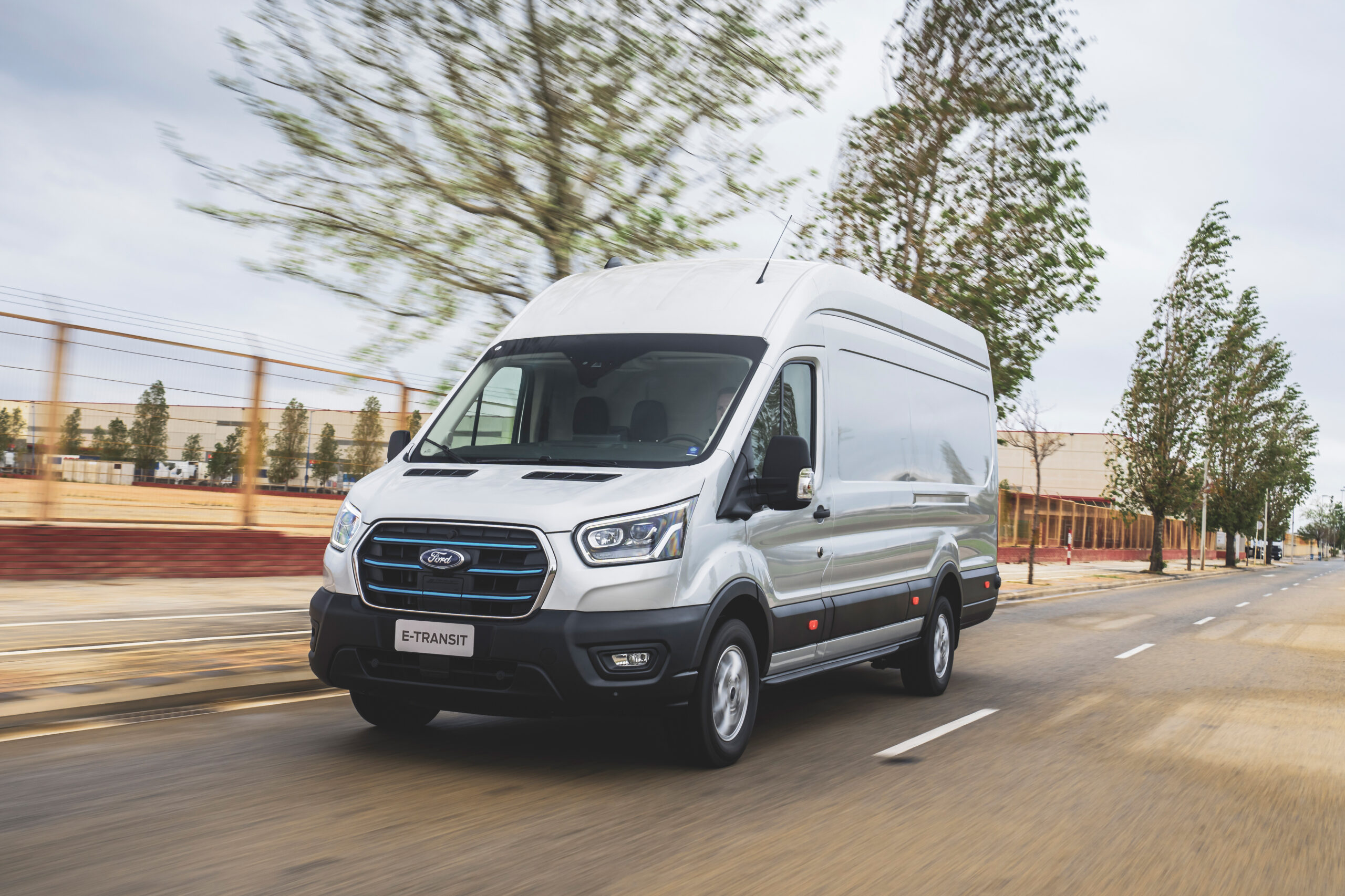 Dirigimos a Ford E-Transit furgão, na versão mais vendida no Brasil