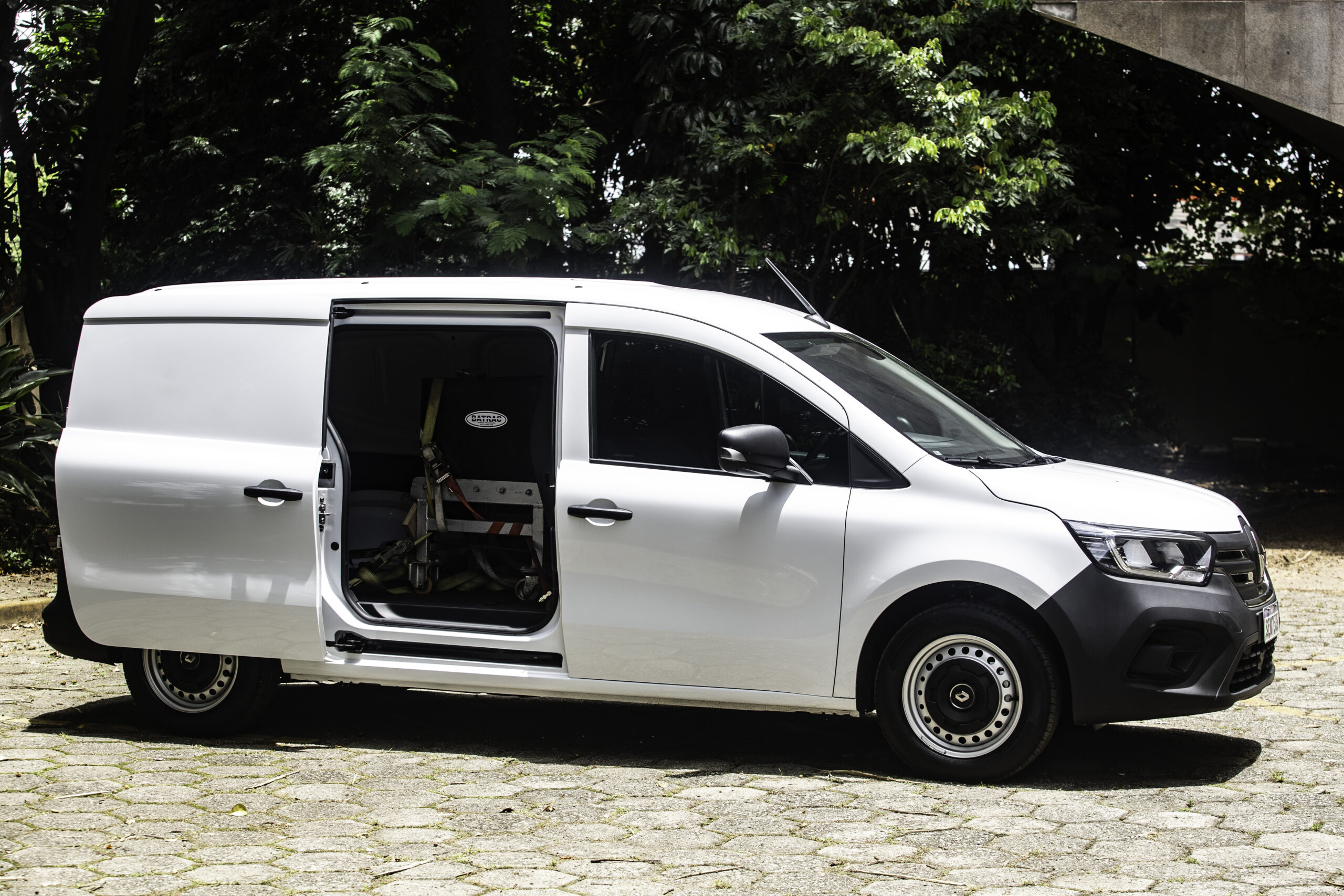 Nova geração do Renault Kangoo com motor térmico chega em junho