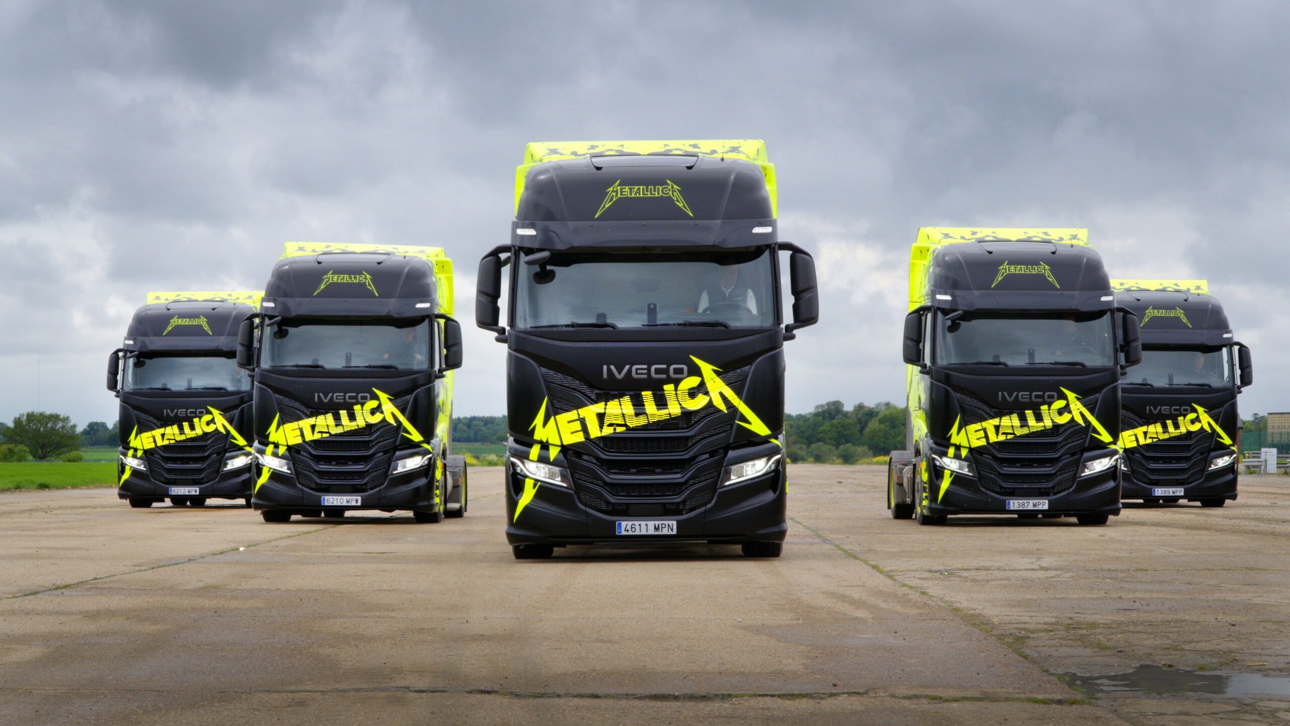Caminhões Iveco da turnê M72 World Tour do Metallica serão vendidos a clientes