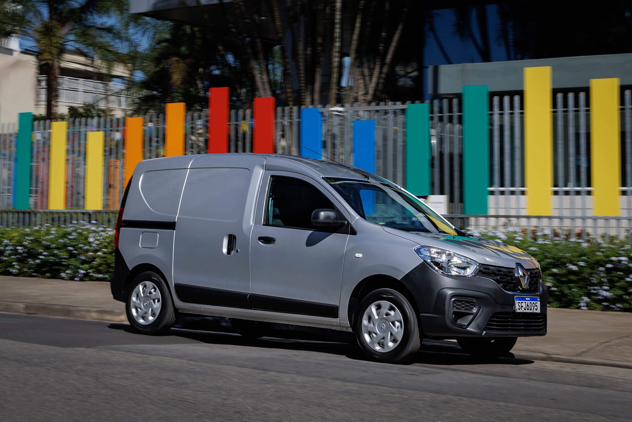 Renault Kangoo chega renovado na versão com motor Flex por R$ 120,8 mil