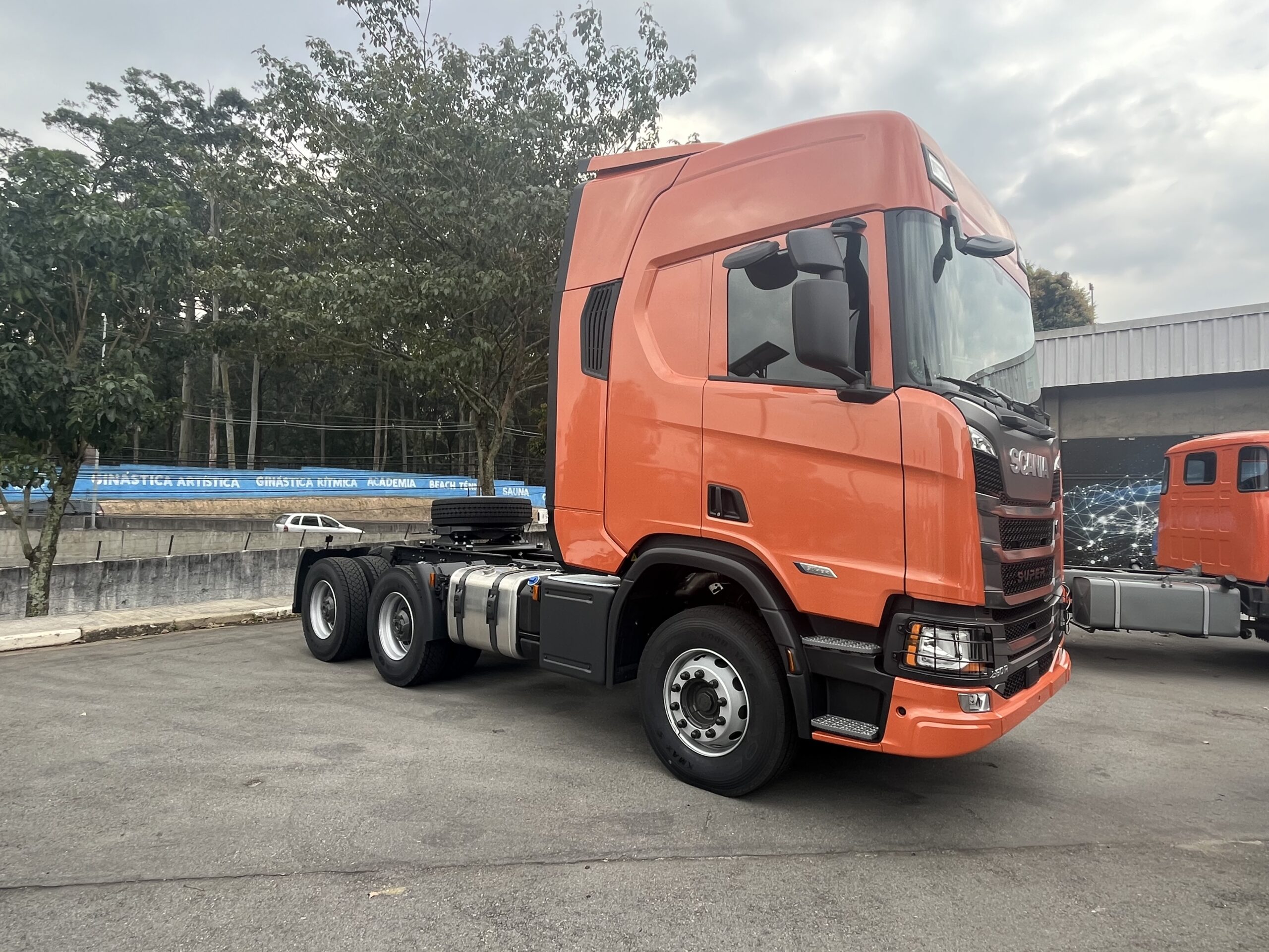 Scania 560R Super chega preparado para puxar madeira e rodar no uso misto