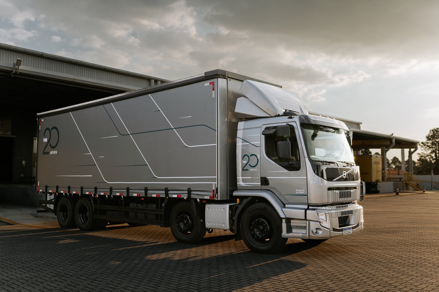 Caminhão Volvo VM 360 8x2 tem o trem de força rebuscado do irmão FH