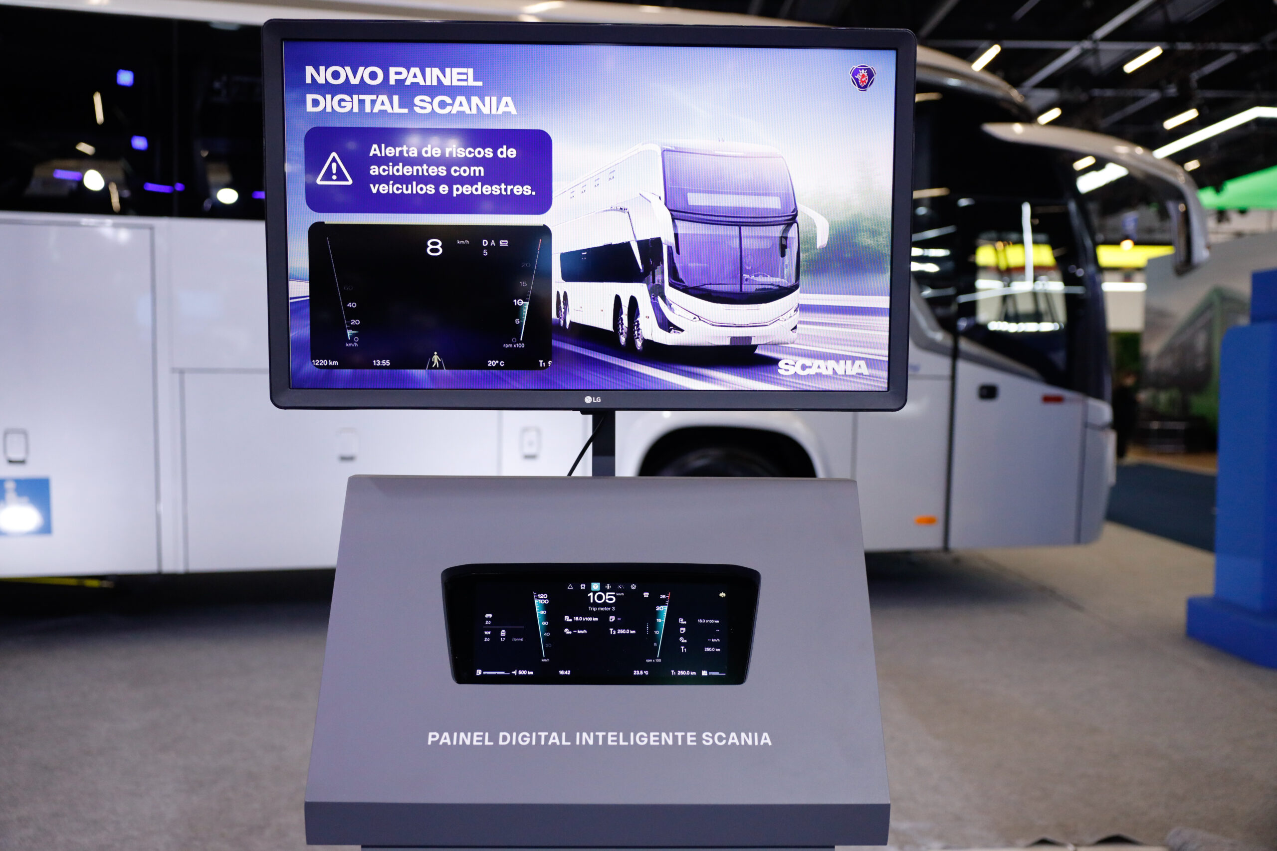 Scania lança ônibus com novo painel digital, que em caminhões chega em novembro
