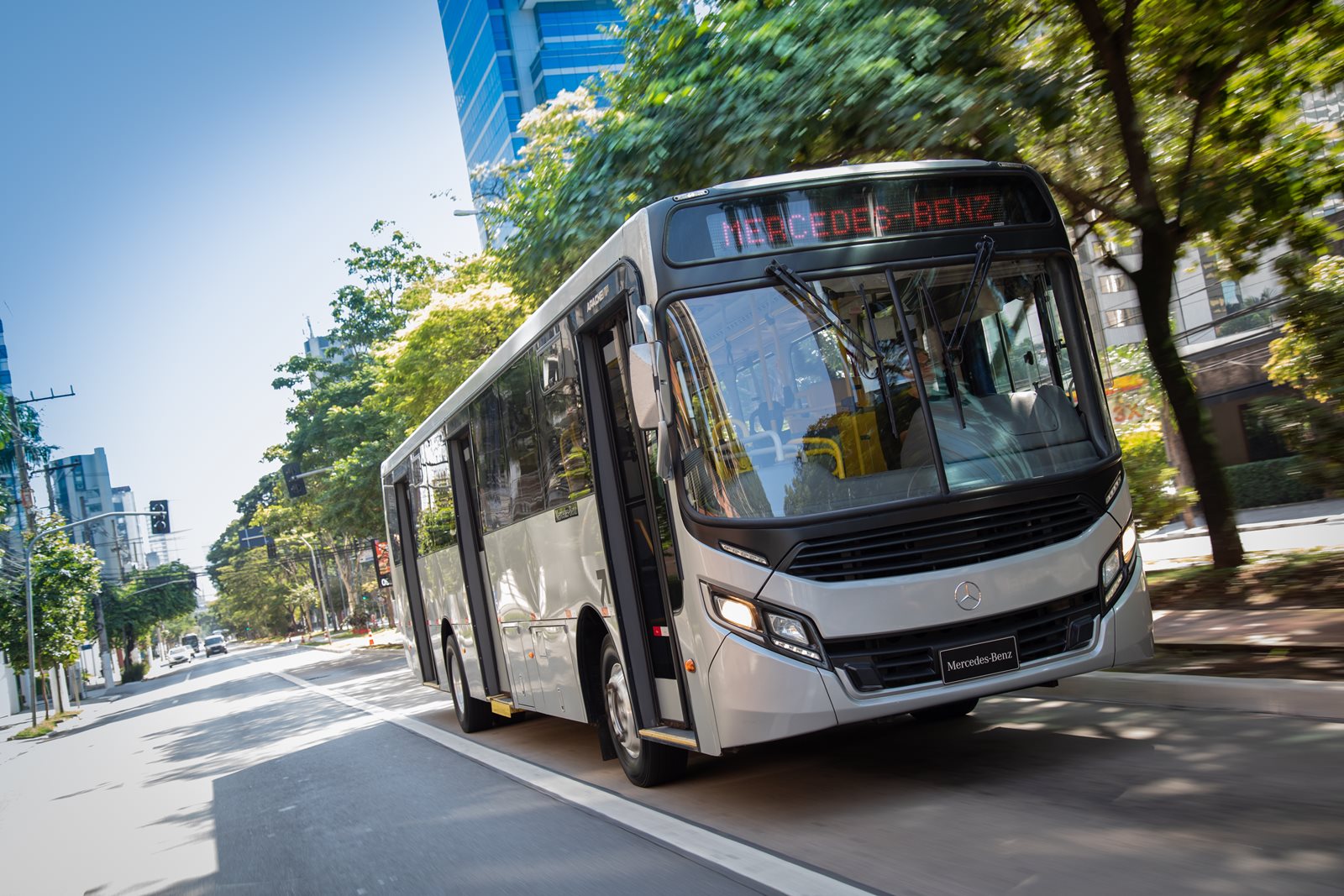 Andamos de passageiro no Mercedes-Benz OF 1721 com câmbio automatizado