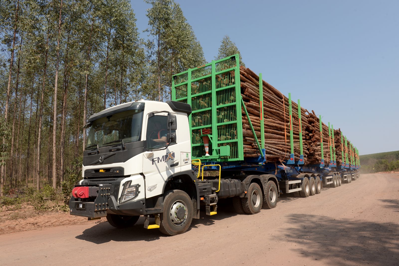 Volvo apresenta a nova geração de hexatrens FMX 6×6 com mais capacidade