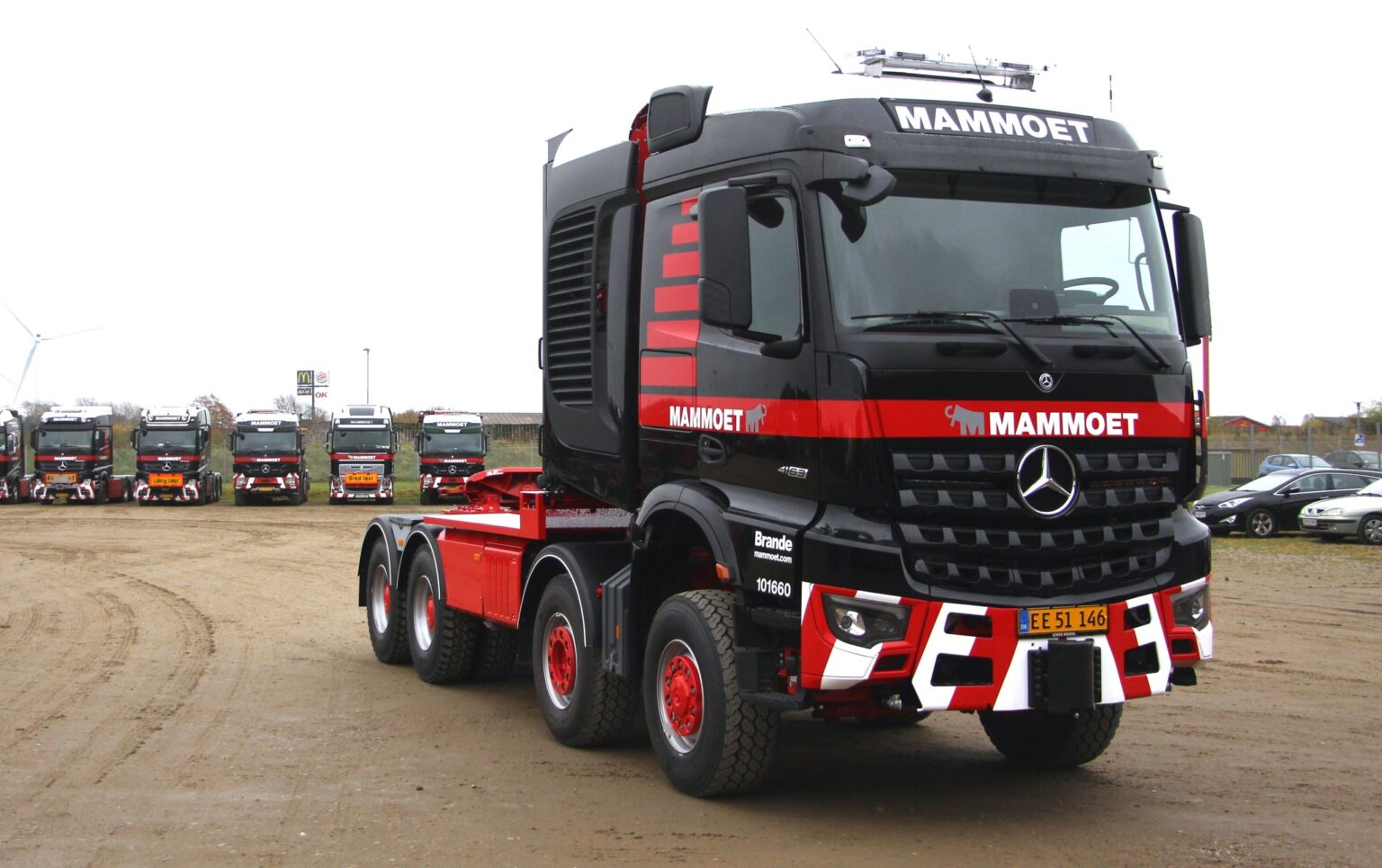 Mercedes-Benz Arocs 8x6 é transformado em 8x8 para levar 500 toneladas