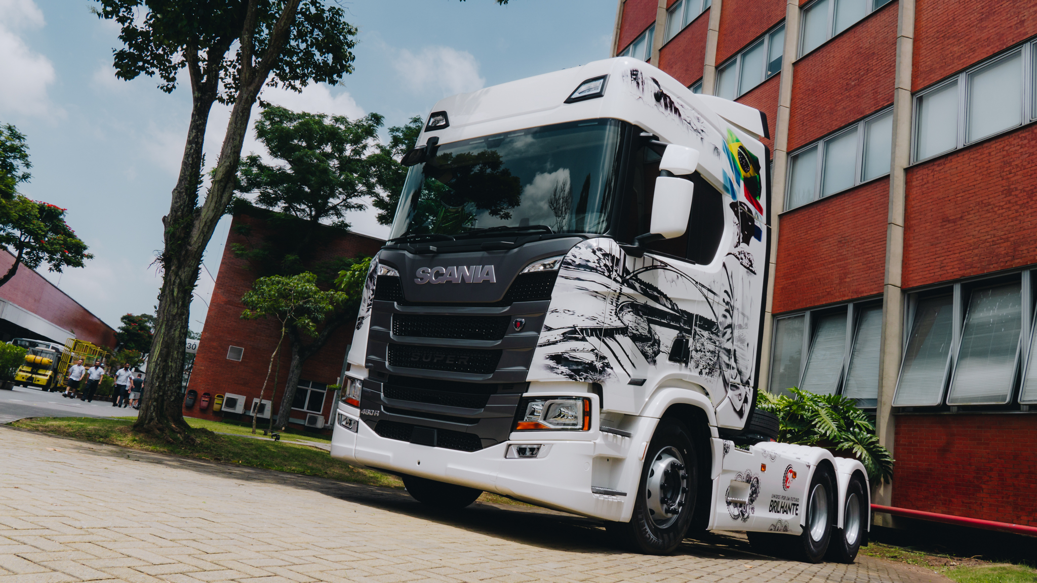 Primeiro Scania Super da Brilhante Transportes carrega a história da empresa