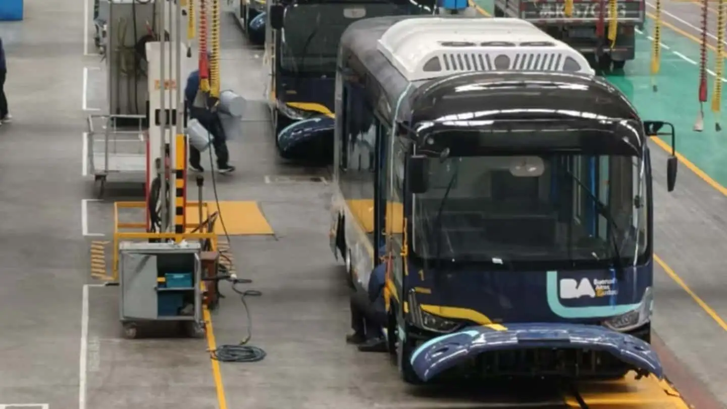 Ônibus elétricos serão guiados por mulheres em rotas históricas em Buenos Aires