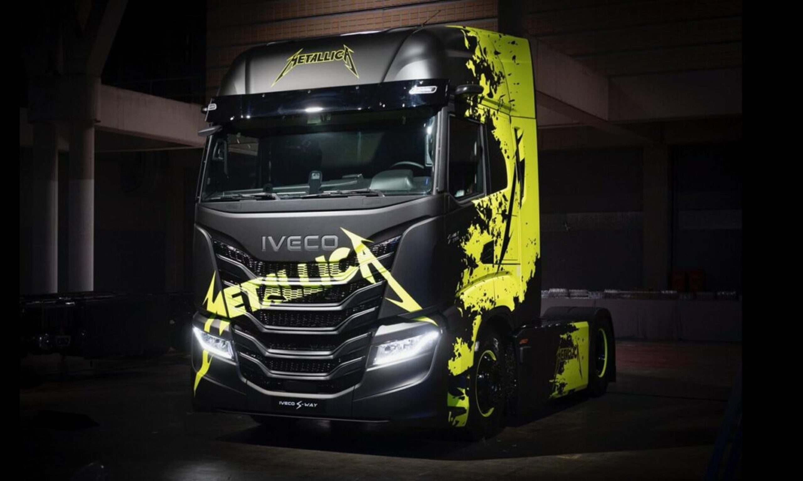 Iveco vende 72 caminhões S-Way Metallica em alusão a turnê M72 da banda