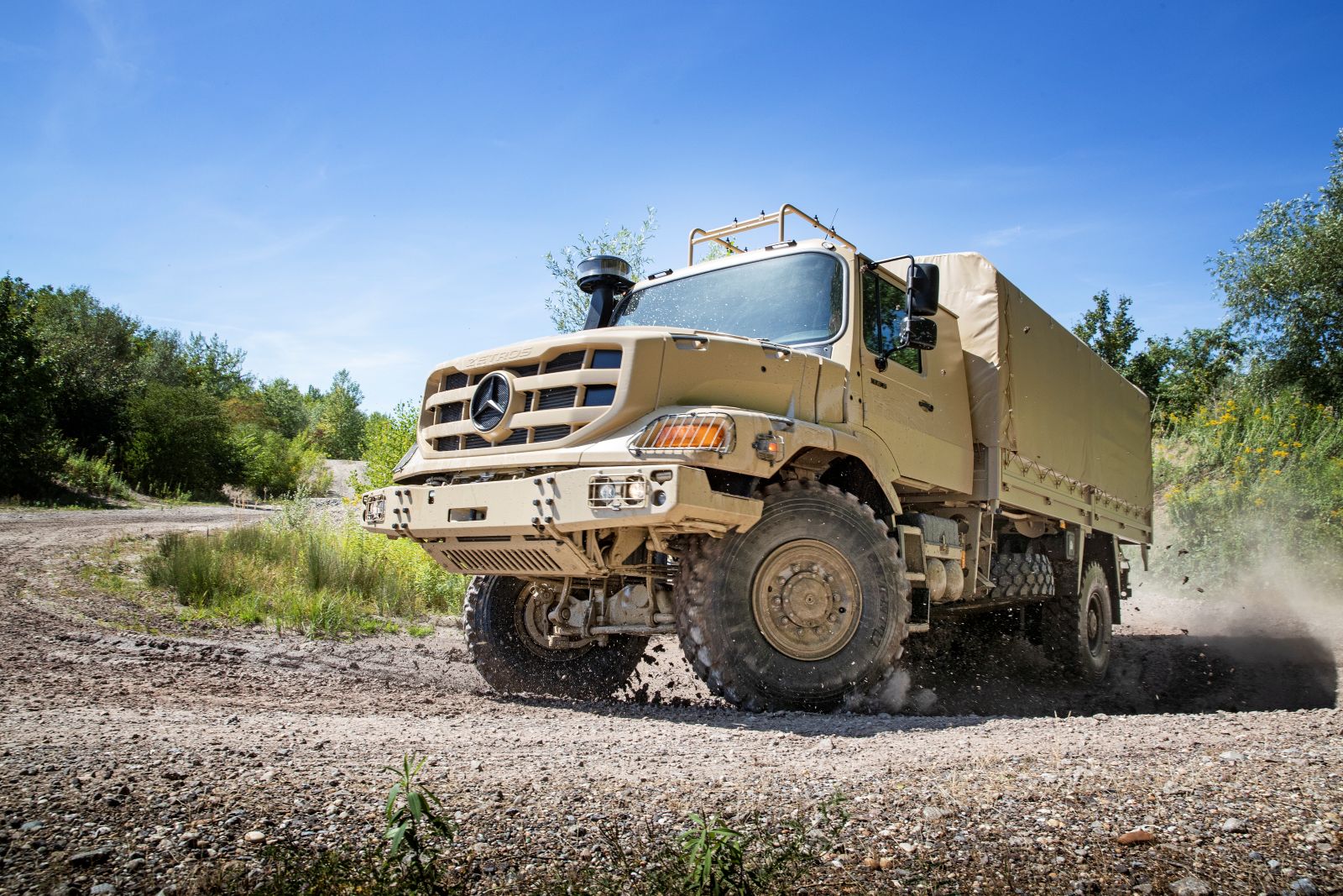 Mercedes-Benz atualiza e amplia linha de caminhões militares