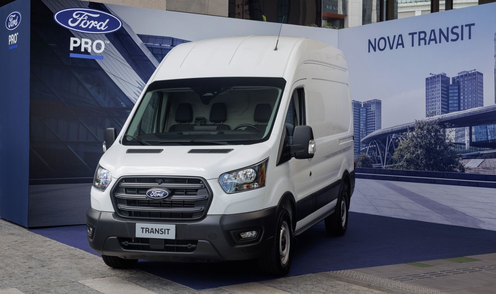 Ford Transit 2026 ganha mais versões e mais itens de segurança
