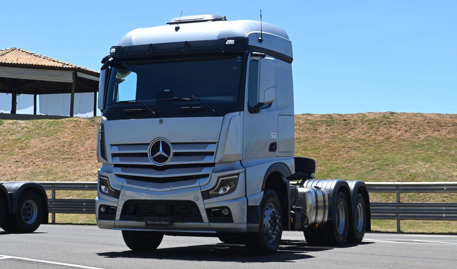 Como foi dormir na cabine do Mercedes-Benz Actros mais vendida do Brasil