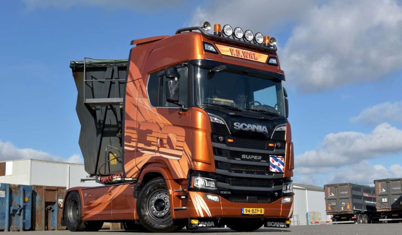 Scania V8 Fire Edition do Svempa roda em transportadora europeia