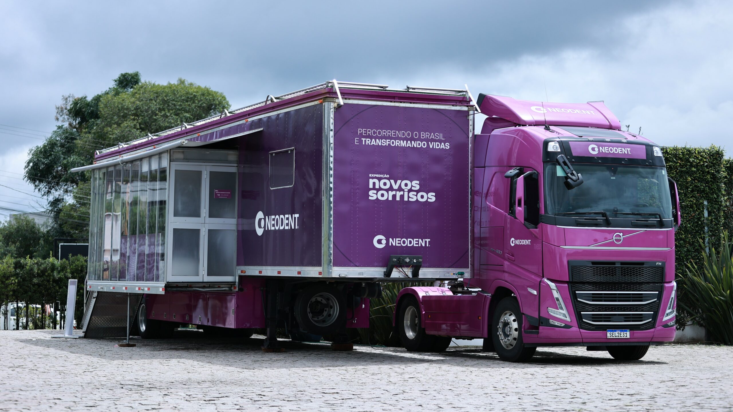Volvo FH percorre o Brasil levando consultório dentário às comunidades