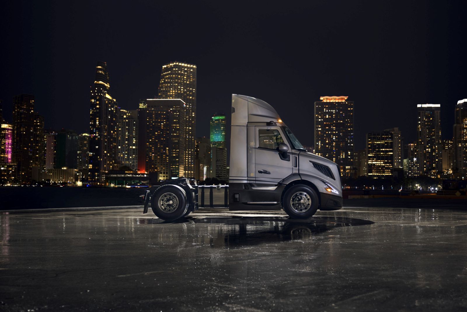 Volvo VNR recebe grande atualização, novo motor de 13 litros