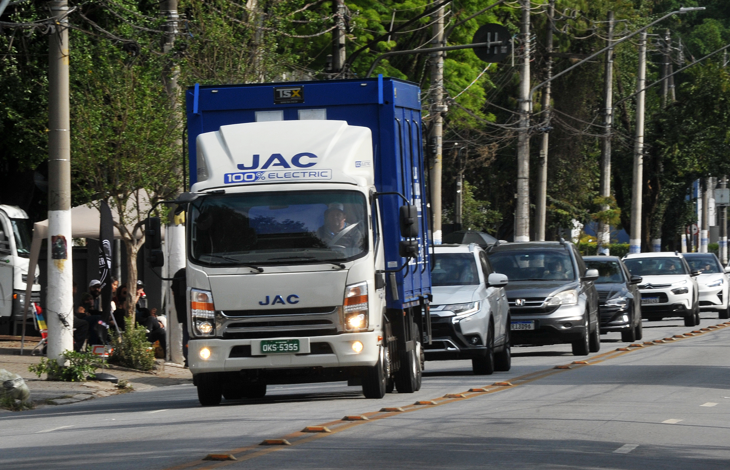 JAC é a mais vende caminhões elétricos no País, mesmo com mercado em queda