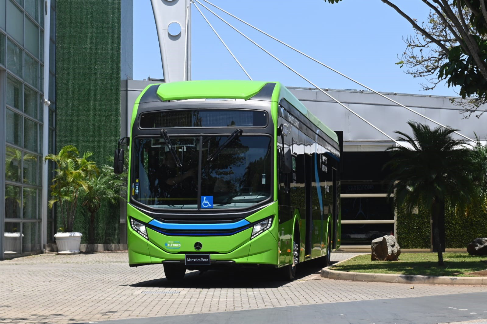Mercedes-Benz deixa de receber R$ 300 milhões por venda de ônibus elétrico, por falta da infraestrutura; entenda