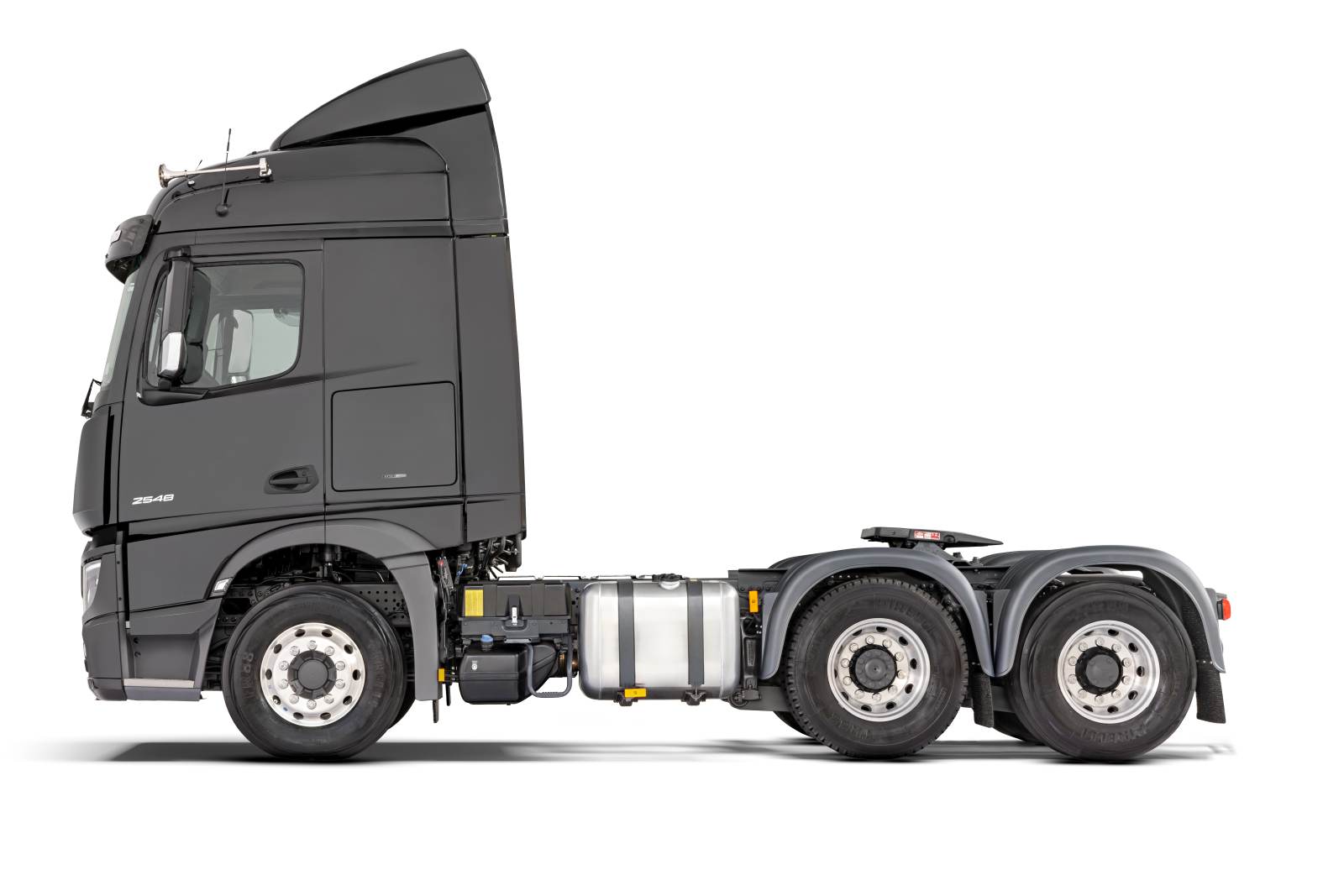 Caminhões 6x2 para escolher: MB Actros 2548, VW Meteor 28.480 e Iveco S-Way 480