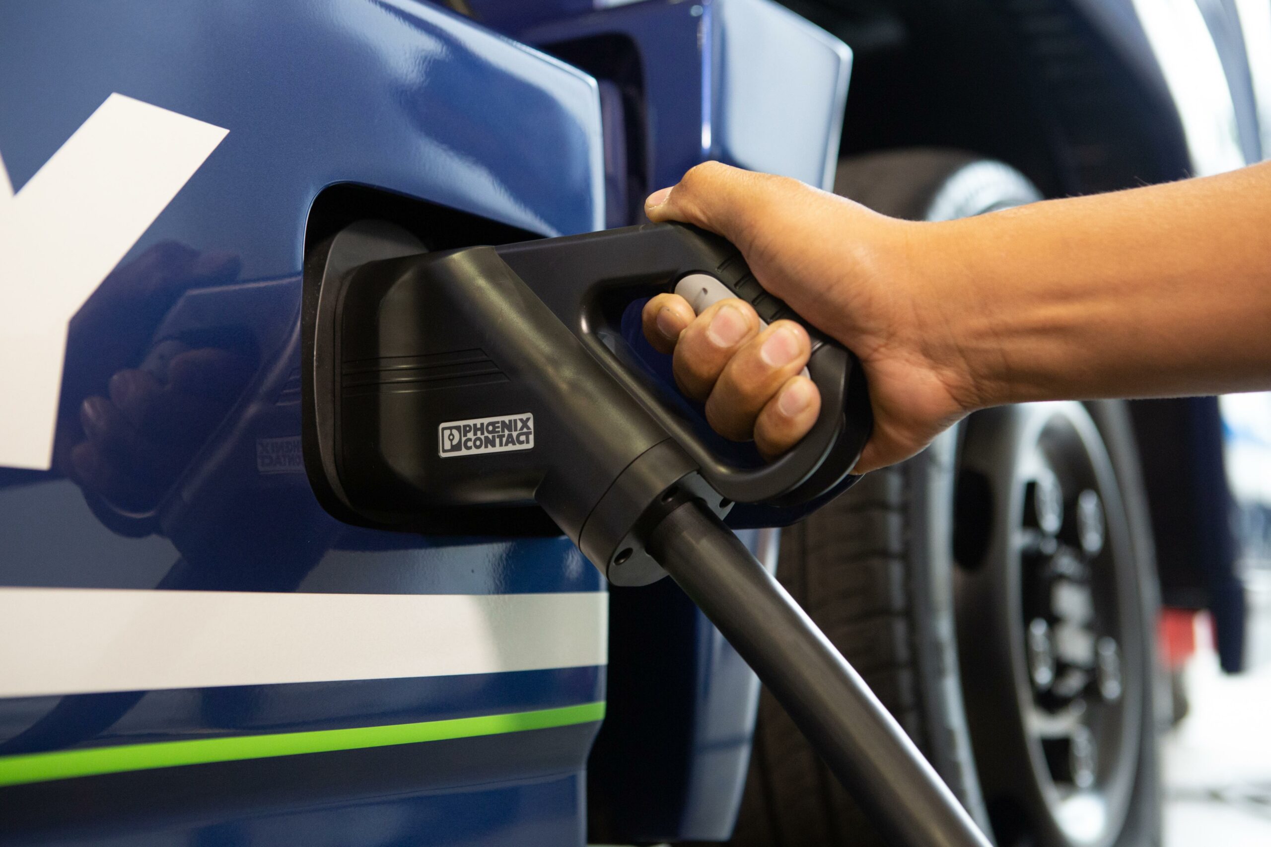 Caminhões e ônibus elétricos e a gás avançam no Brasil, mas diesel ainda domina
