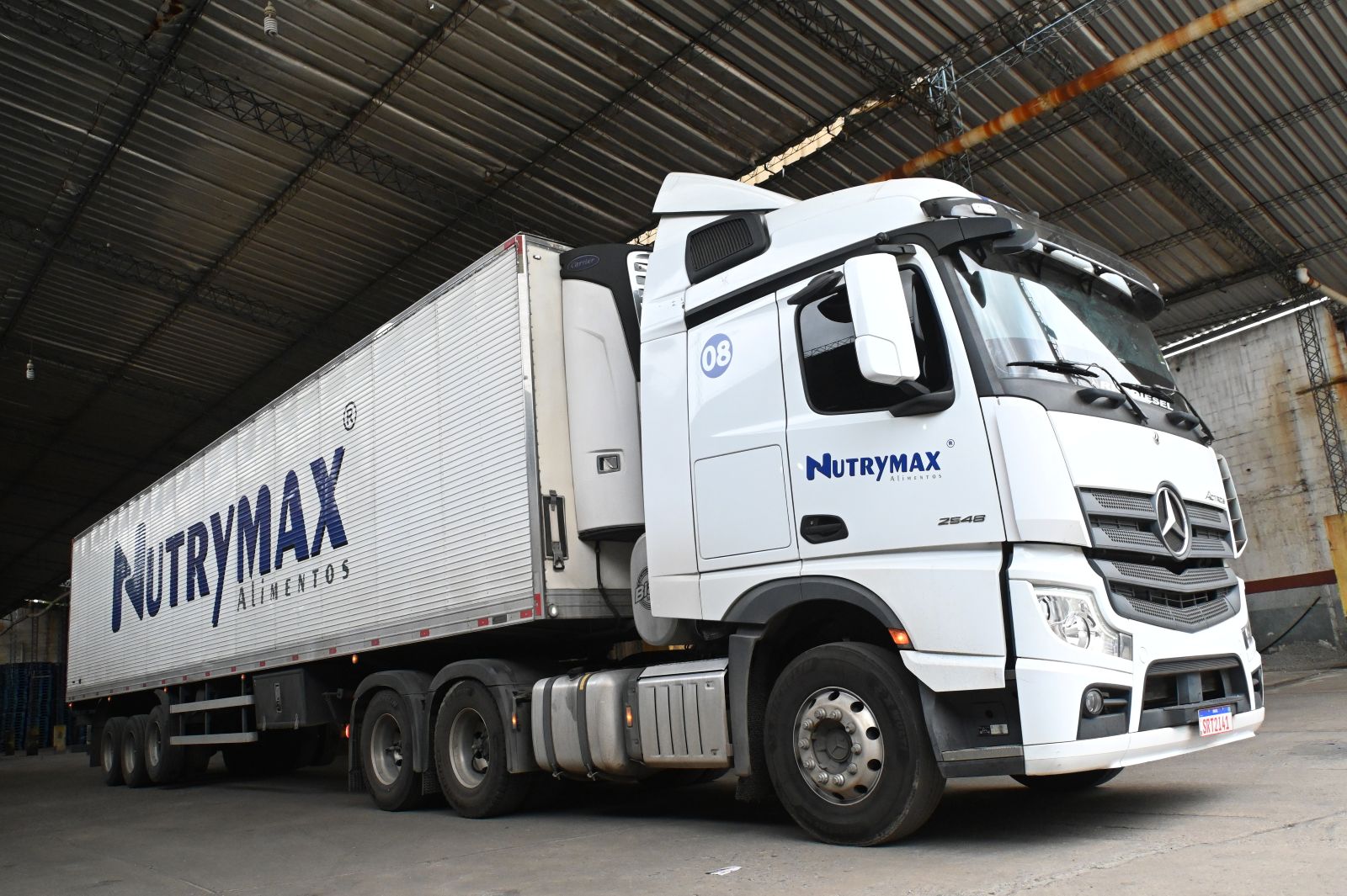 Nutrymax investe em 100 caminhões Mercedes-Benz