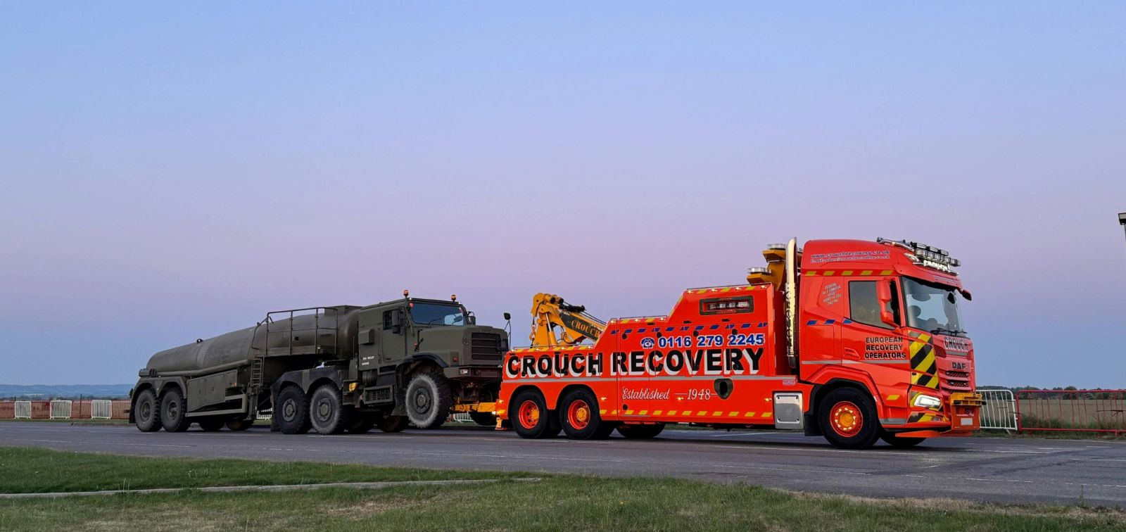 Caminhão militar Oshkosh MTVR surpreende ao ser rebocado por DAF na Inglaterra