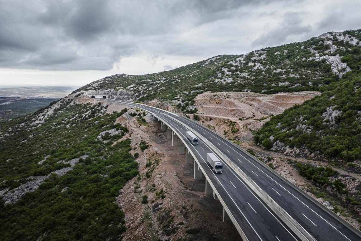 Volvo Trucks amarga queda nas vendas globais no 2º trimestre de 2025