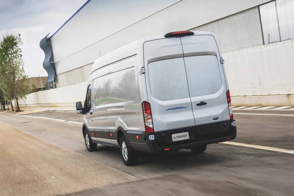 Furgões elétricos da Ford, Iveco e Mercedes-Benz entram em duelo