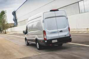 Furgões elétricos da Ford, Iveco e Mercedes-Benz entram em duelo
