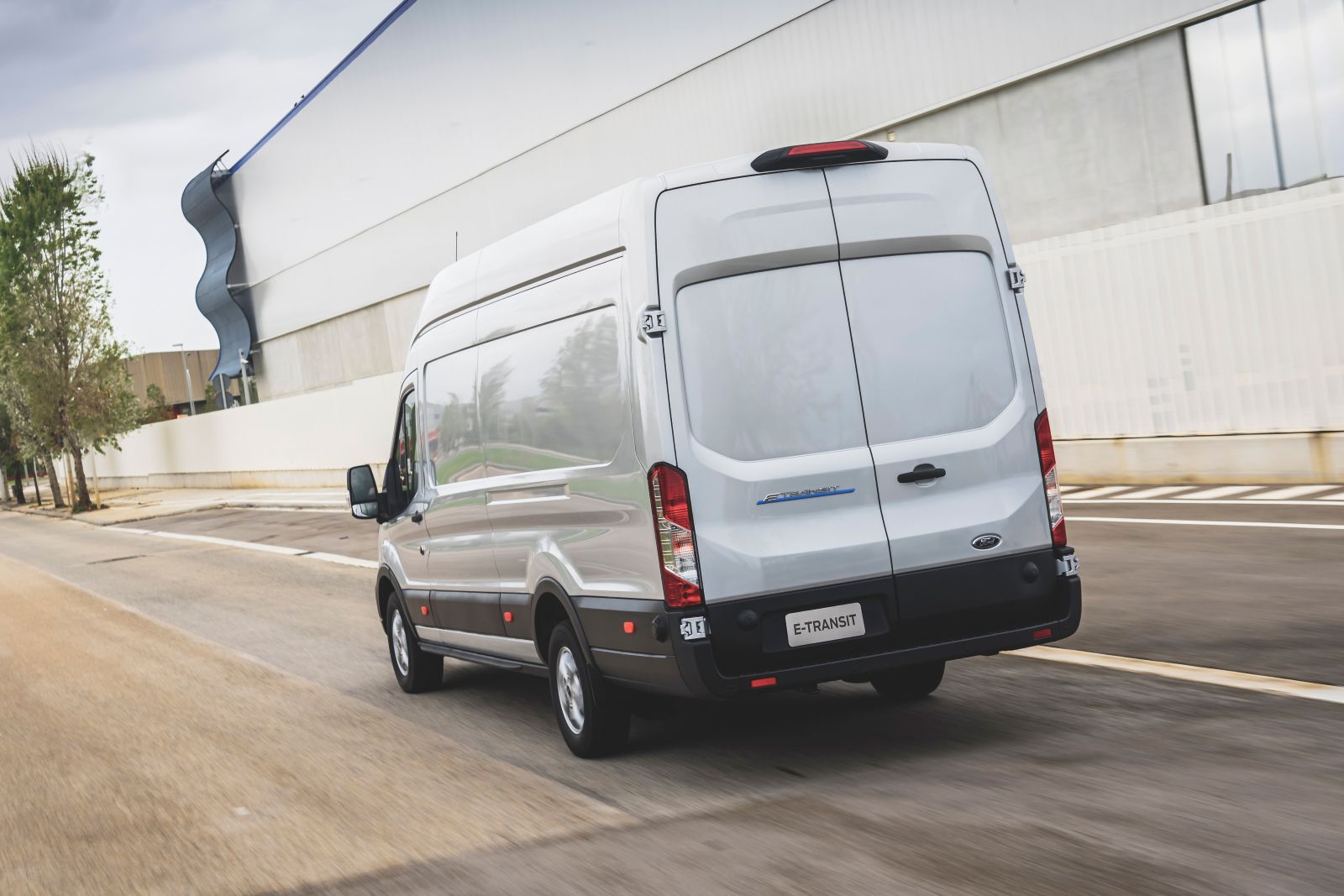 Furgões elétricos da Ford, Iveco e Mercedes-Benz entram em duelo