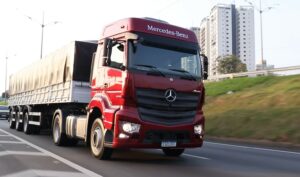 Mercedes-Benz Axor 2038 4x2 ganha novo motor e mostra condução com 40 t de carga