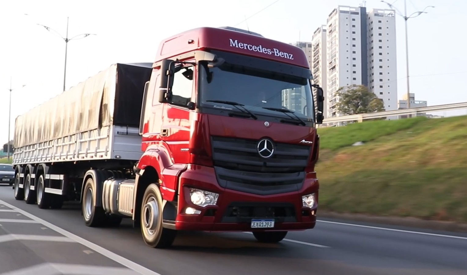 Mercedes-Benz Axor 2038 4x2 ganha novo motor e mostra condução com 40 t de carga