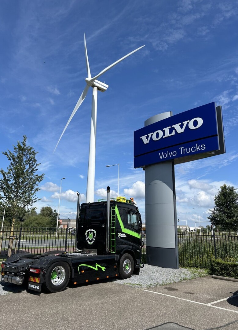 Volvo FH elétrico ganha visual clássio com escapamentos cromados e estilo ousado