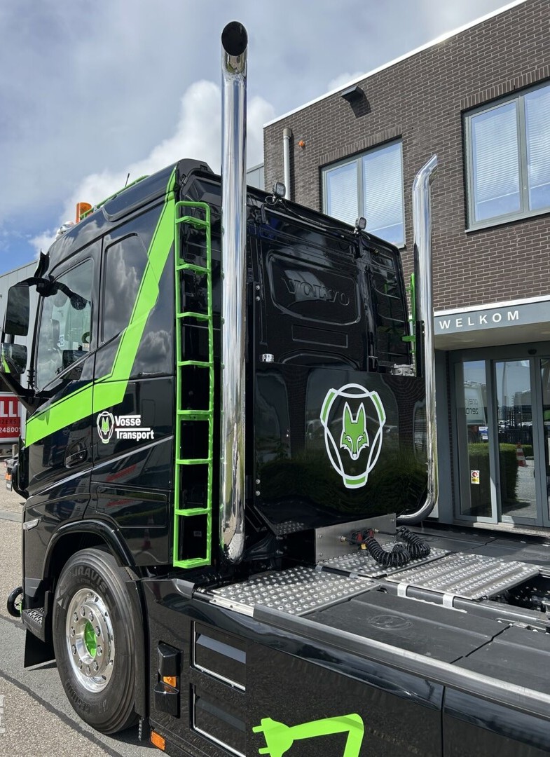 Volvo FH elétrico ganha visual clássio com escapamentos cromados e estilo ousado