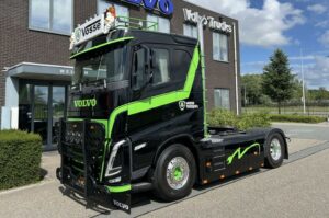 Volvo FH elétrico ganha visual clássio com escapamentos cromados e estilo ousado