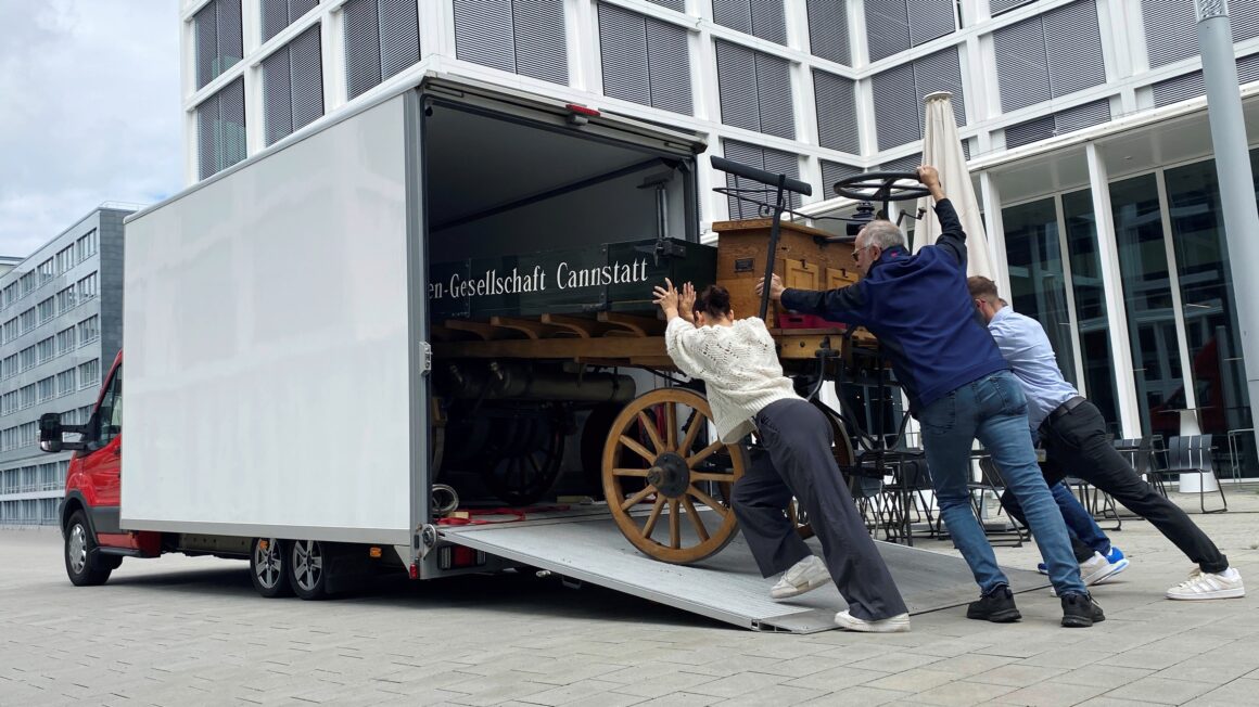 Daimler restaura réplica do primeiro caminhão para celebrar 130 anos do modelo